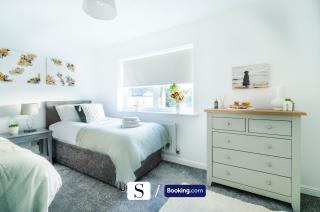 LastMinOffer 10pc Off I An Executive 2BR House with Calming Decor I Parking and Garden I Long term rates available I SILVA Short Term Lets 4 out of 5 from over 650 stays - 2