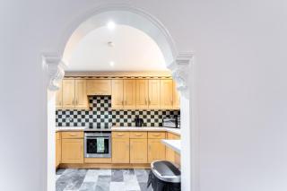 Purley House-Sleeps 8-Near Gatwick-Games Room - 1