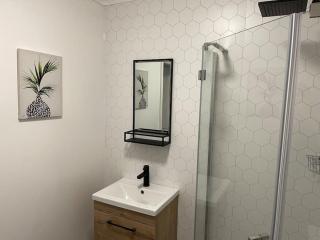 Central 2-Bed Flat, main door, on-street parking - Angus - 8
