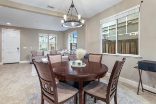 Placid Vibe Spacious 7-BR with Free Parking - Pittsburg - 2