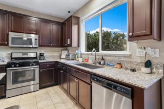 Placid Vibe Spacious 7-BR with Free Parking - Pittsburg - 1