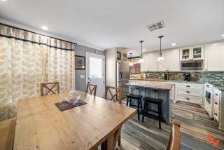 Group Beach House Stay Walk to The Pacific Ocean - 1