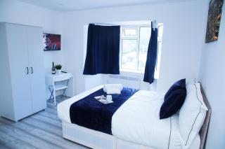 Lovely Apartment with free parking on premises. - London - 6