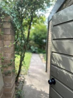 Relaxed and stylish -self check in, secure parking - 4