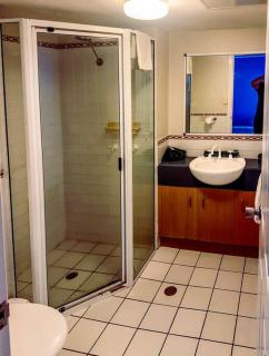Fantastic self-contained 1 Bedroom Apartment - Cairns North - 6