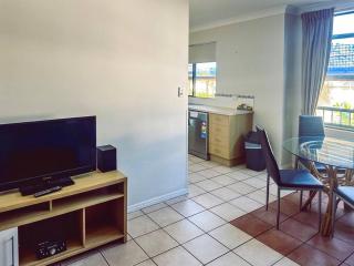 Fantastic self-contained 1 Bedroom Apartment - Cairns North - 9