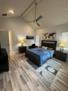 Modern Luxury 3 Bed 3 bath Home with Workstation, 2 Car Garage, Washer and Dryer - Houston - 2
