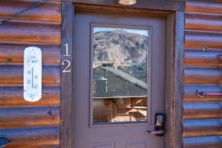 Bison Lodge - Lg Home - 2 bedrooms - less than 5 miles to Yellowstone North Entrance, Sleeps up to 8 - Gardiner - 7