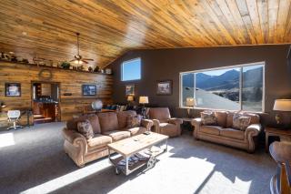 Bison Lodge - Lg Home - 2 bedrooms - less than 5 miles to Yellowstone North Entrance, Sleeps up to 8 - Gardiner - 3