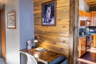 Bison Lodge - Lg Home - 2 bedrooms - less than 5 miles to Yellowstone North Entrance, Sleeps up to 8 - Gardiner - 1