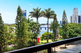 Circle on Cavill Canal Views Huge Apartment - 2