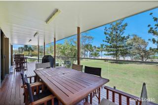 St Helens Beachfront Holiday Home - - 1
