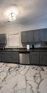 Luxe Central Suburban Retreat - Hampton - 8