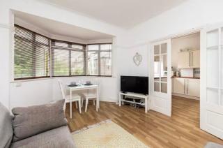 Beautiful 2 Bedroom Flat on Street Lane - Moortown - 9