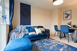 Modern 4-Bed City Apartment, Guests 6, Ample Parking & Free Wi-Fi - 0