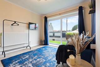 Stylish 4-Bed City Apartment, Sleeps 6, Ample Parking & Free Wi-Fi - 4