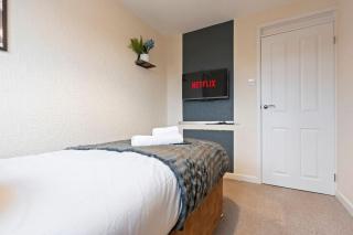 Modern 4-Bed City Apartment, Guests 6, Ample Parking & Free Wi-Fi - 4