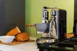 Stylish 4-Bed City Apartment, Sleeps 6, Ample Parking & Free Wi-Fi - 1