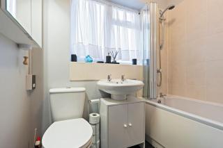 Modern 4-Bed City Apartment, Guests 6, Ample Parking & Free Wi-Fi - 6