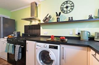 Modern 4-Bed City Apartment, Guests 6, Ample Parking & Free Wi-Fi - 9