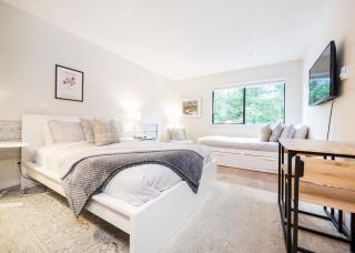 Group Stays - Large Renovated Apartment with Pool and Hot Tub - Whistler - 6