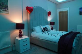 2 Bed Flat - Sleeps 4 - Jacuzzi Bath - Parking - 0