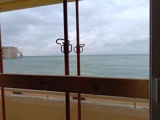 L'appel De La Côte - Vue falaises - Place parking - Étretat - 2