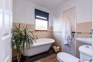 Cosy Countryside Hot Tub Retreat! Fully Central Heated with FREE Parking -  - 4