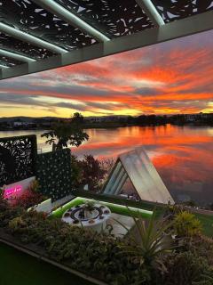 Immaculate Waterfront Residence-Masterpiece - 9