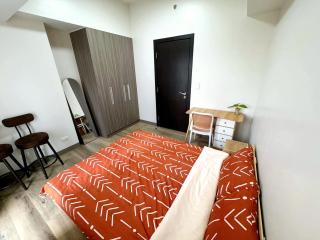 1 Bedroom with Balcony and Fast Wifi at Park Mckinley West - Manila - 0