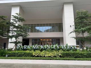 1 Bedroom with Balcony and Fast Wifi at Park Mckinley West - Manila - 7