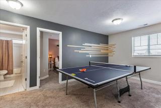 Fully Fenced Grass Backyard Pet Friendly - American Fork - 2