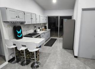 Casa Tusi - 2 Blocks From Clubs & Strip - 3