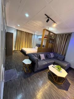 Big Studio Unit in Lekki phase 1 - Kitchen, Washer, 24-7 light, WiFi & Netflix - Lagos - 9
