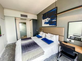 SandtonCity-Apartment-Sleeps2-Pool-Parking - 1