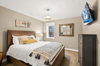 Walk to Main Street, Large beautiful Home, Private Tub, 3BR - 2