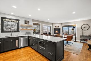Walk to Main St, Luxurious Family Home, 3 BR, Amazing Deck with Private Hot Tub and Downtown Views - Park City - 3
