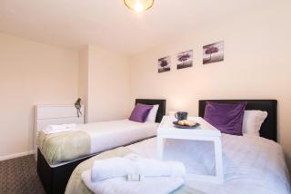 Spacious 3-Bedroom Apartment w Private Garden - 8