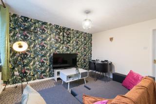 Spacious 3-Bedroom Apartment w Private Garden - 6