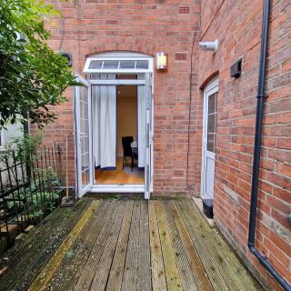 Kenilworth Modern Apartment with 2 Bedrooms - 8