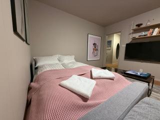 Cozy Apartment , Sleeps 4, 10 Min to Reykjavík Downtown, Family-Friendly - 1