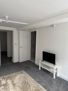 1bed central Gloucester-contractors welcome - - 8
