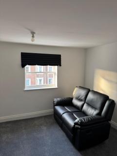 2bed Central Gloucester- contractors welcome - - 6