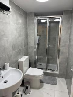 2bed Central Gloucester- contractors welcome - - 8