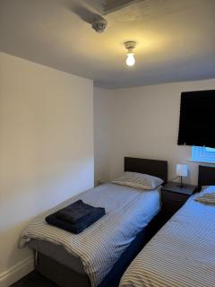 2bed Central Gloucester- contractors welcome - - 9