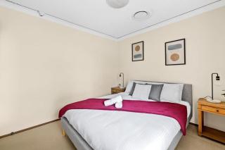 Tranquil Queen Room - Centrally Located at Milperra - Shared Bathroom - 4