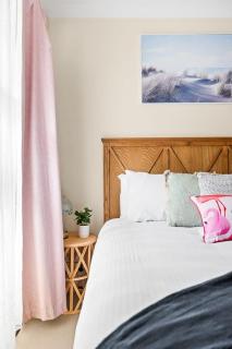 Tranquil Queen Room - Centrally Located at Milperra - Shared Bathroom - 3