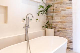 Melasti Beach Villa - 4 Bedrooms with ensuites, Rooftop Sunset Bar, Pool, Workstation, Quiet and Central - 1