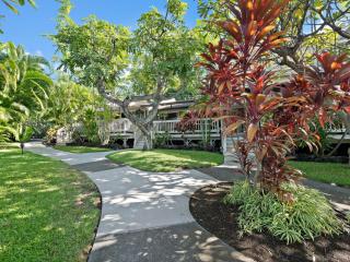 Upgraded Chic Condo with Lush Gardens - Kailua-Kona - 6
