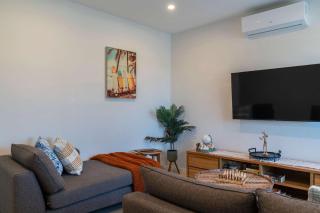 Breezy Coastal Townhouse near Park & Shops - 4